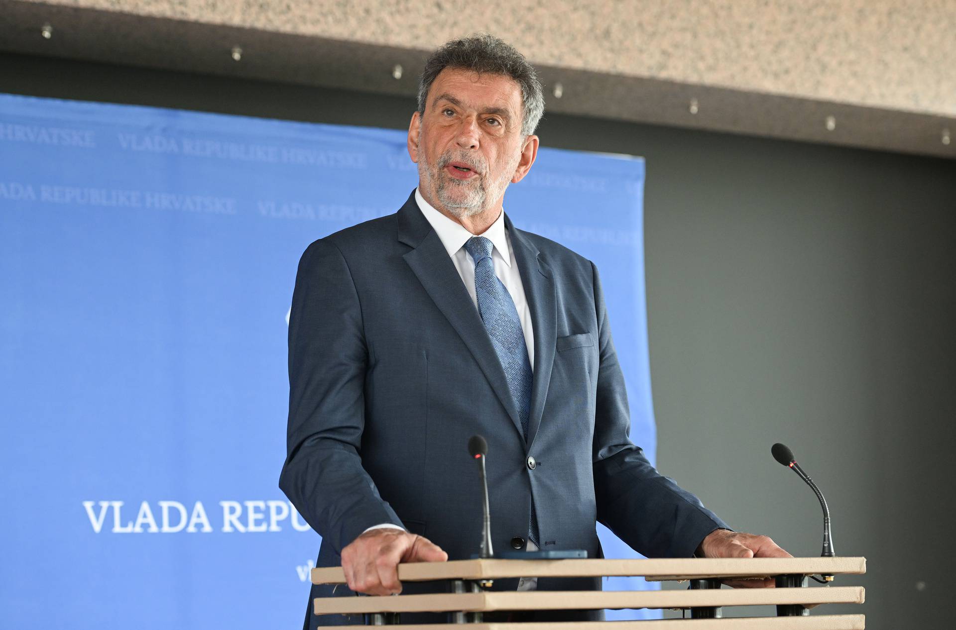 Zagreb: Ministar Radovan Fuchs nakon sjednice Vlade  dao izjavu za medije