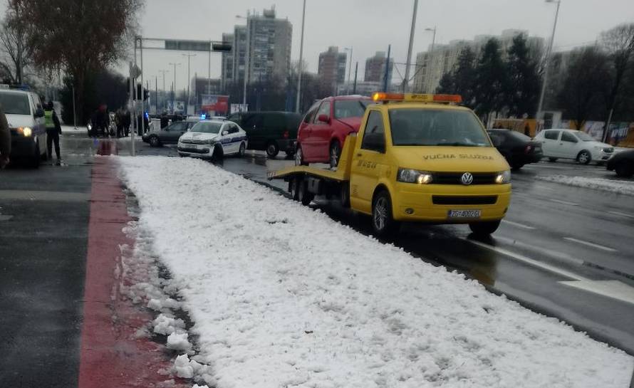 Udario je u policijski auto s upaljenim sirenama i rotirkama