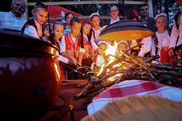 FOTO Dani komina, pure i brozina: Tijarica proslavila dane tradicije unatoč lošem vremenu