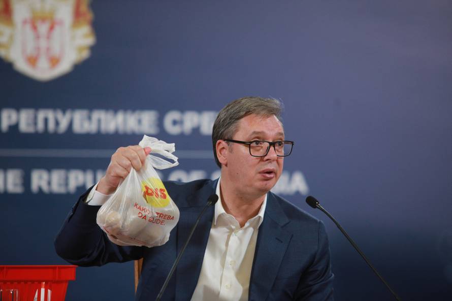 Beograd: Vučić na obraćanju javnosti vadio stvari iz košare i diktirao nove cijene