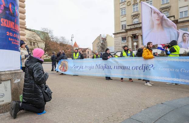 Zagreb: Interventna policija osigurava molitelje na glavnom Trgu