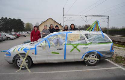 Čestitali rođendan: Auto su mu ukrasili celofanom i trakama