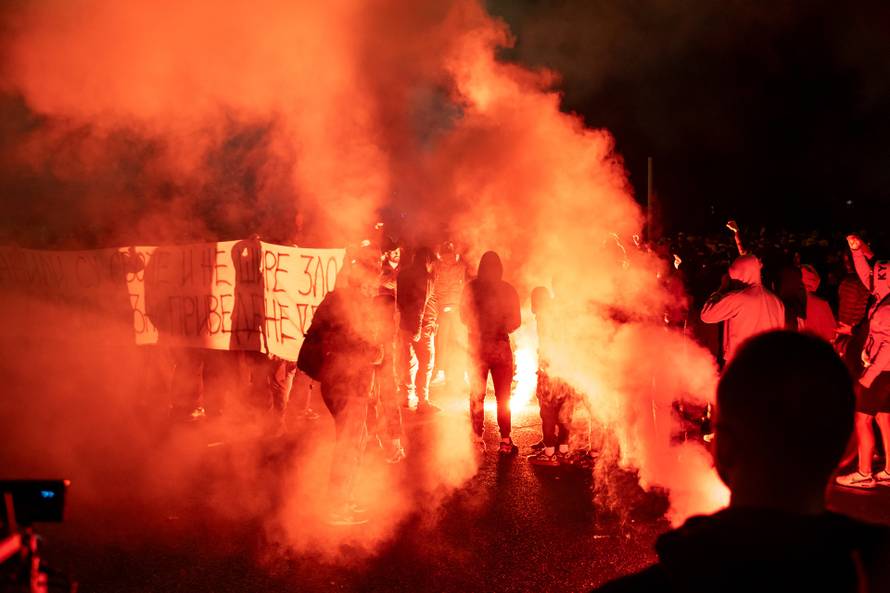 Podgorica: Stotine građana prosvjeduje ispred zgrade Vlade Crne Gore nakon ranjavanja mladića iz Podgorice u incidentu za koji su osumnjičeni državljani Turske i Azerbejdžana