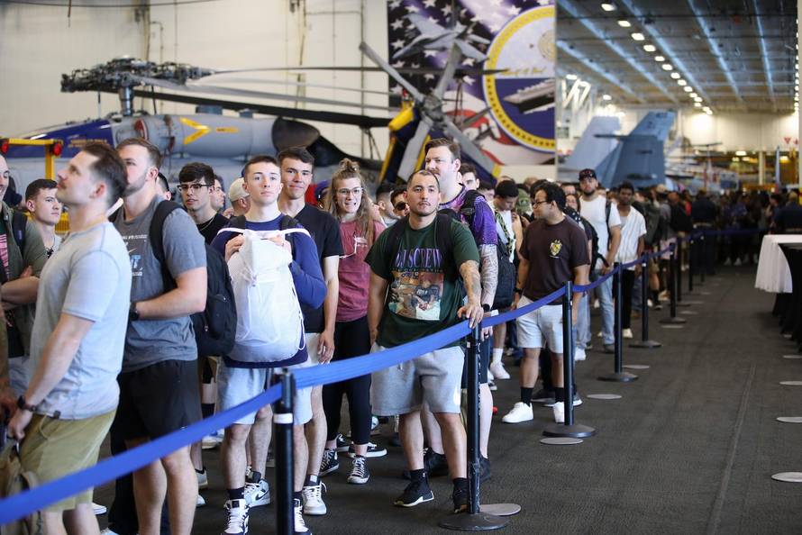 Posada s američkog nosača zrakoplova čeka na odlazak na slobodni dan u Split