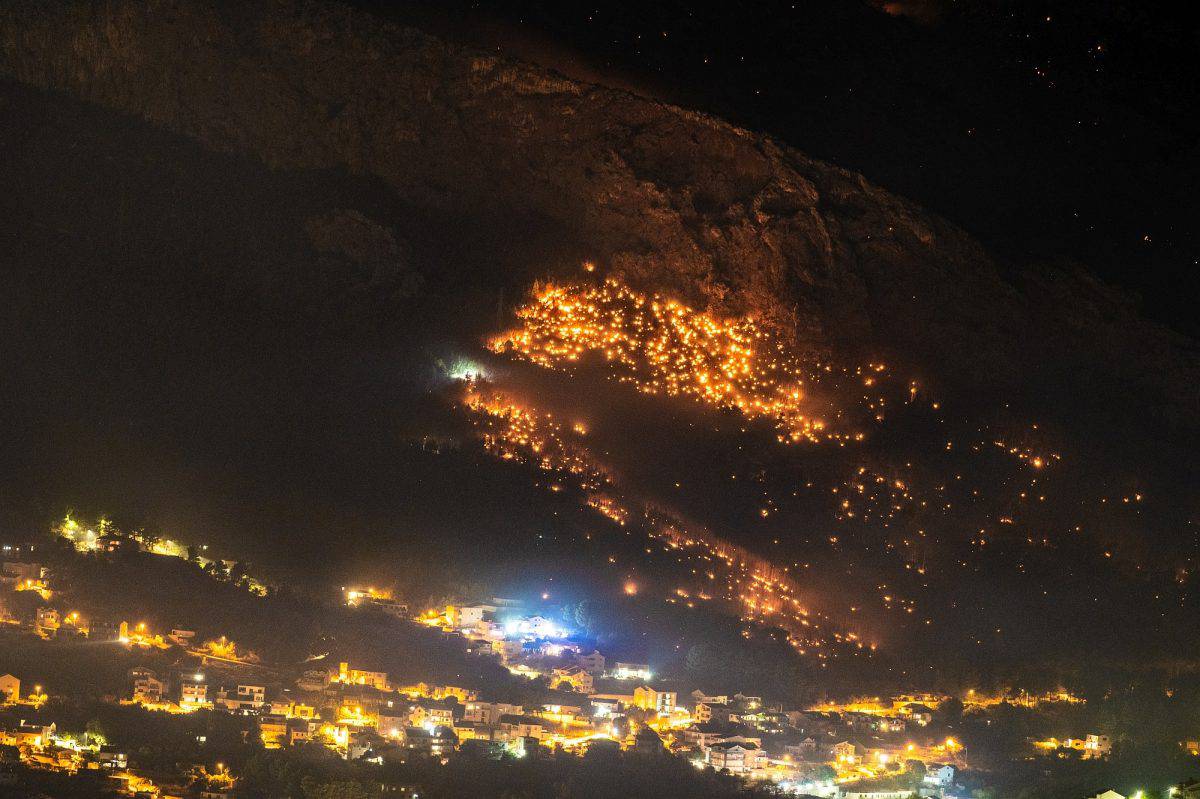 Veliki požar kod Solina je pod kontrolom: Kanader će do noći natapati to područje vodom