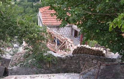 Kamena gromada probila im krov dok su oni ručali