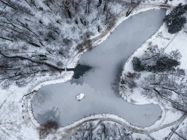 Pogled iz zraka na park Maksimir i njegova jezera tijekom zime