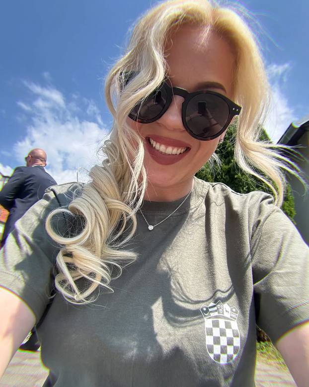 FOTO Lijepa Barbara  pjevala je u Okučanima na  30. obljetnici Bljeska: 'Ponosna Hrvatica!'