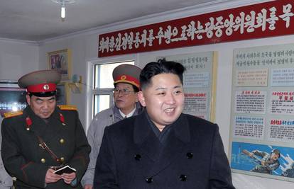 Jong-un brani generalima da izvoze rudu i naplaćuju novac