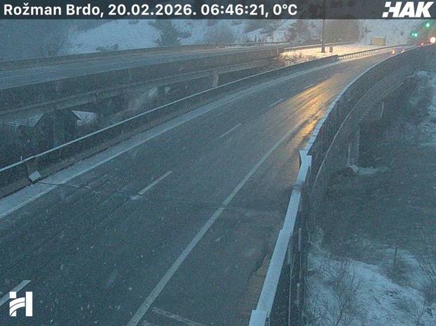 FOTO Snijeg pada u Gorskom kotaru, Lici i na sjeveru. Nema pravca do Rijeke za šlepere