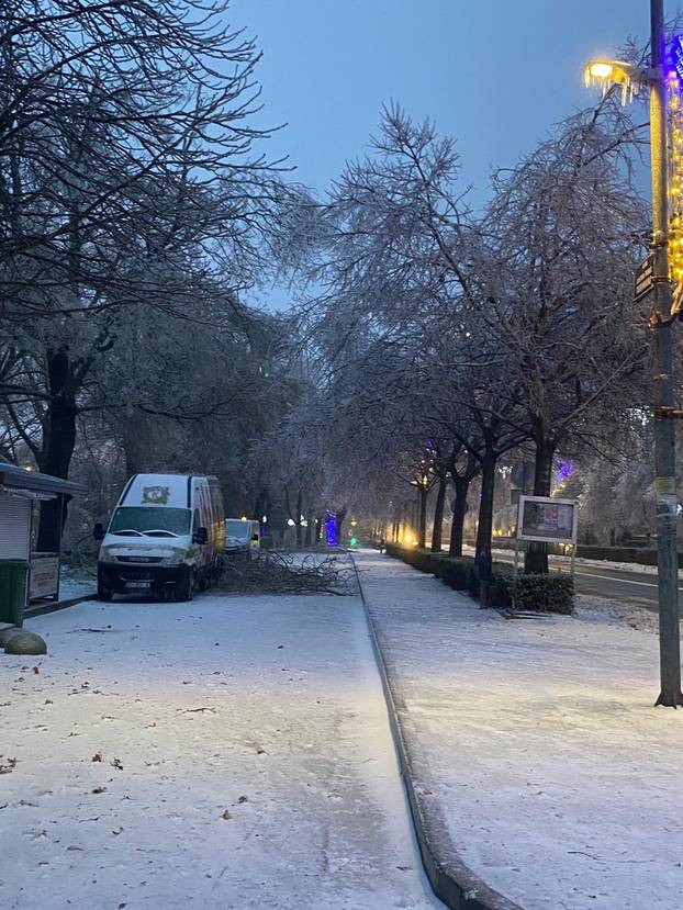 FOTO Smrznuti Knin: Pucaju stabla i grane, putnici satima zaglavljeni u vlaku...