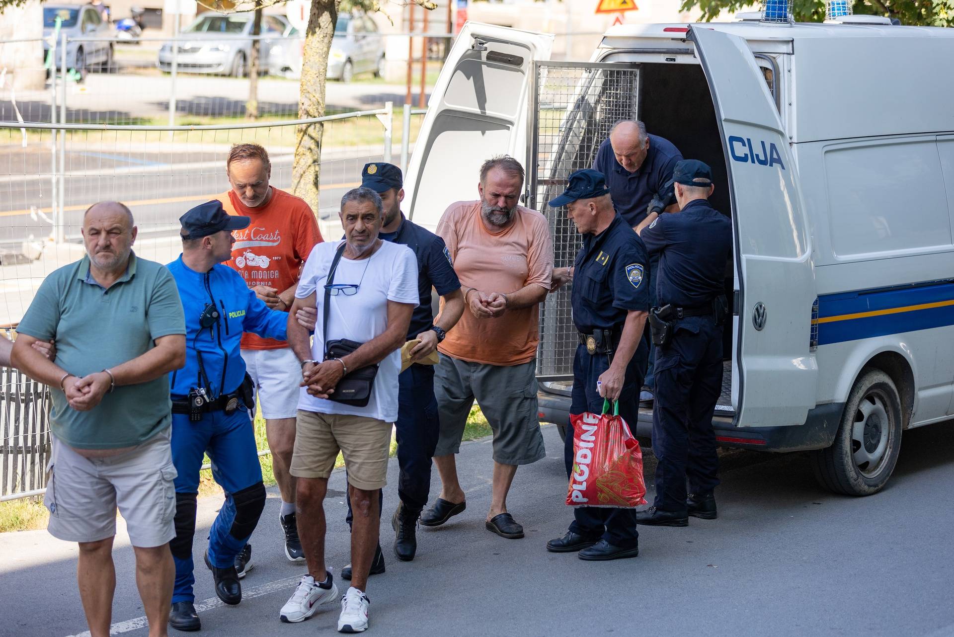 Osijek: Privođenje petorice uhićenih za ratni zločin sucu istrage na Županijskom sudu