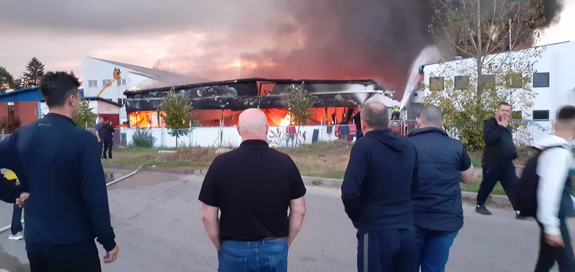 U požaru u Gradačcu izgorjeli pogoni velike tvornice odjeće, vatra gutala sve pred sobom
