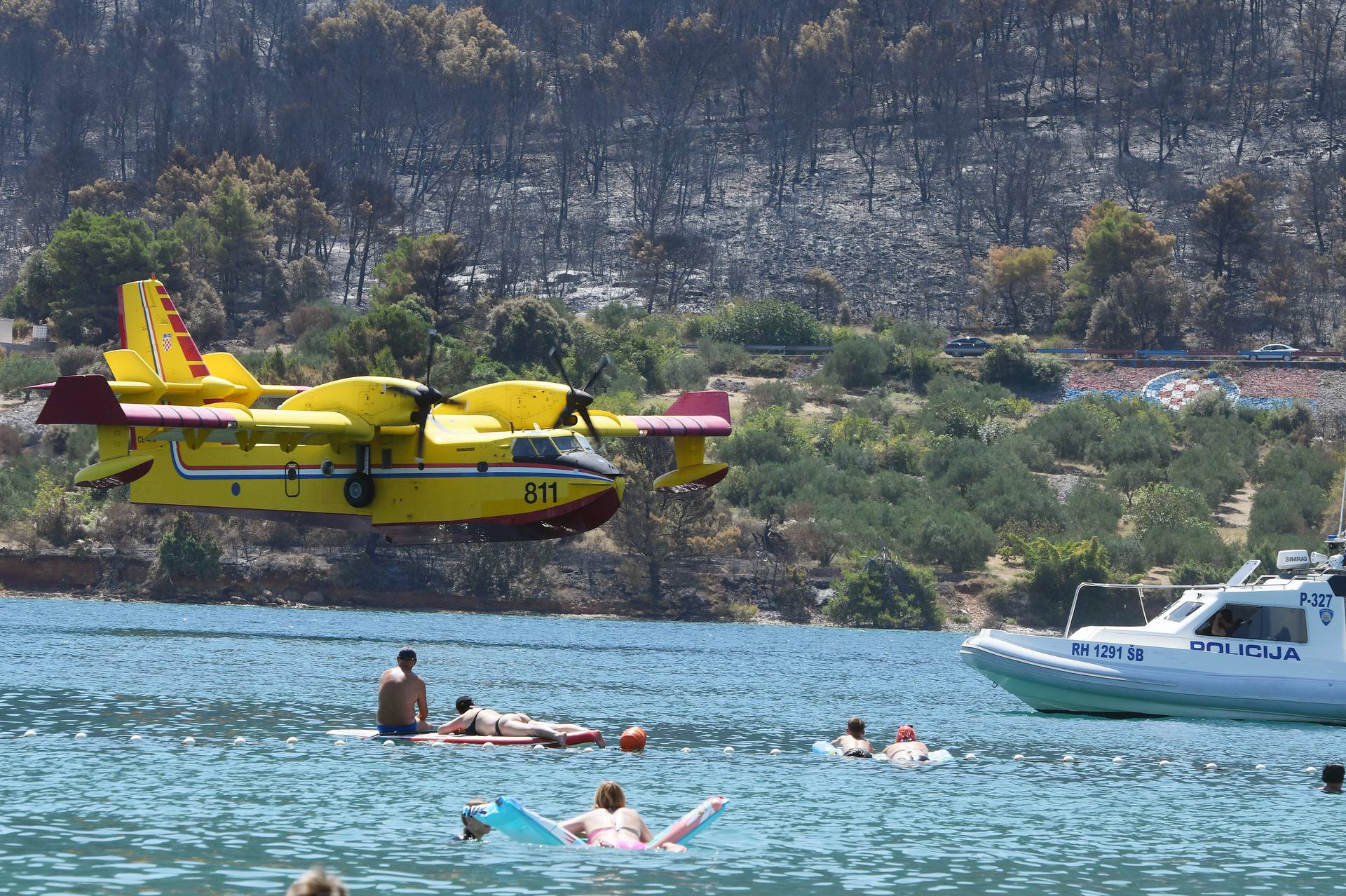 Piloti kanadera spretnim manevrima oduševljavali kupa?e u Grebaštici