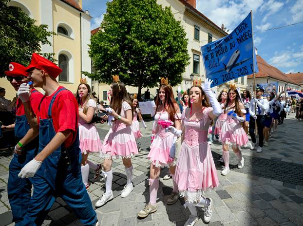 Maturanti u Varaždinu započeli svoj mimohod minutom šutnje za ubijenog Luku (19) iz Drniša