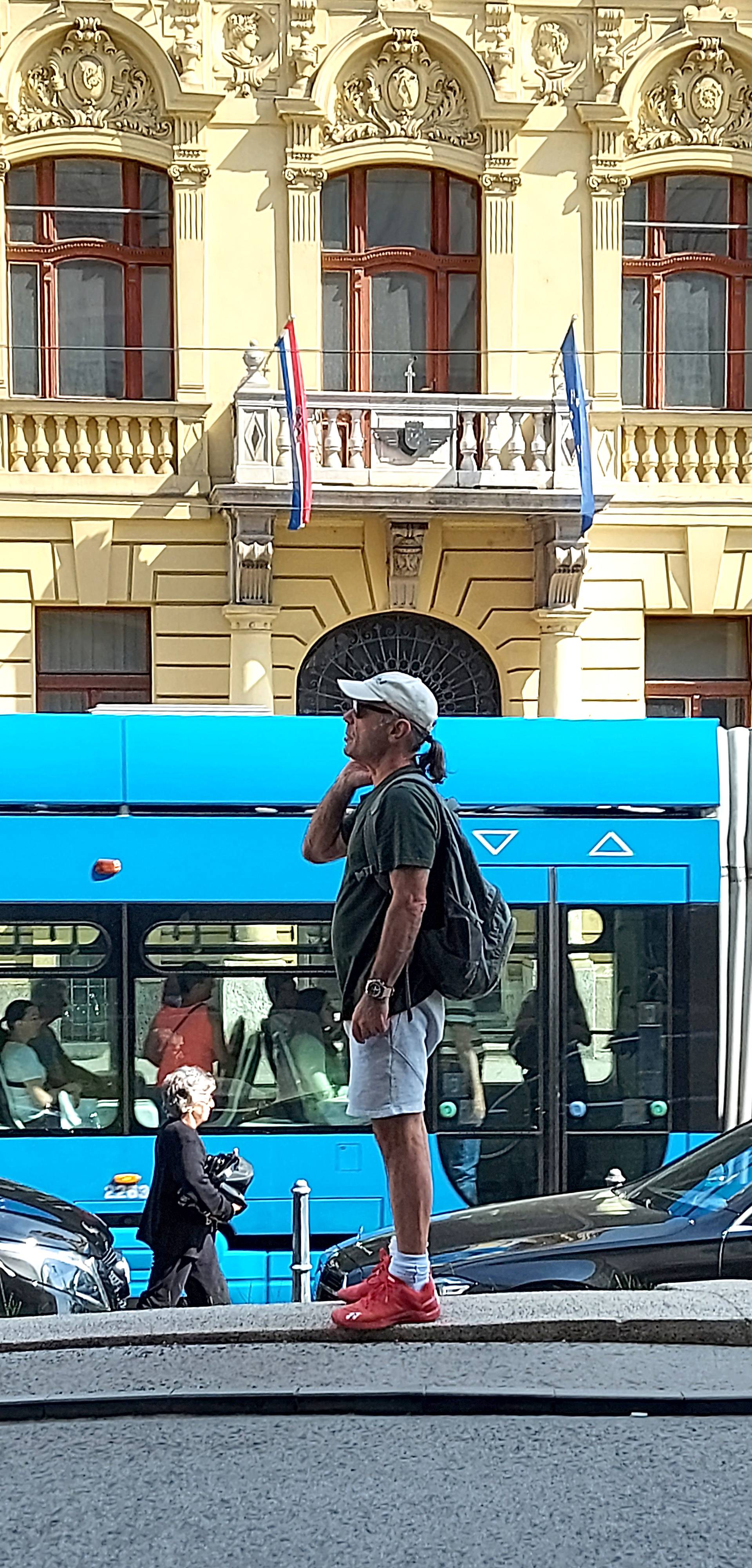 Pjevač Iron Maidena Bruce Dickinson viđen kako ispred hotela Esplanade čeka Taxi