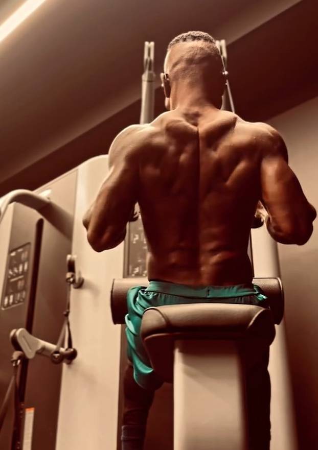 FOTO Trening, kile, mišići, žile: Ovi nogometaši objesili su svoje kopačke o klin i primili se utega