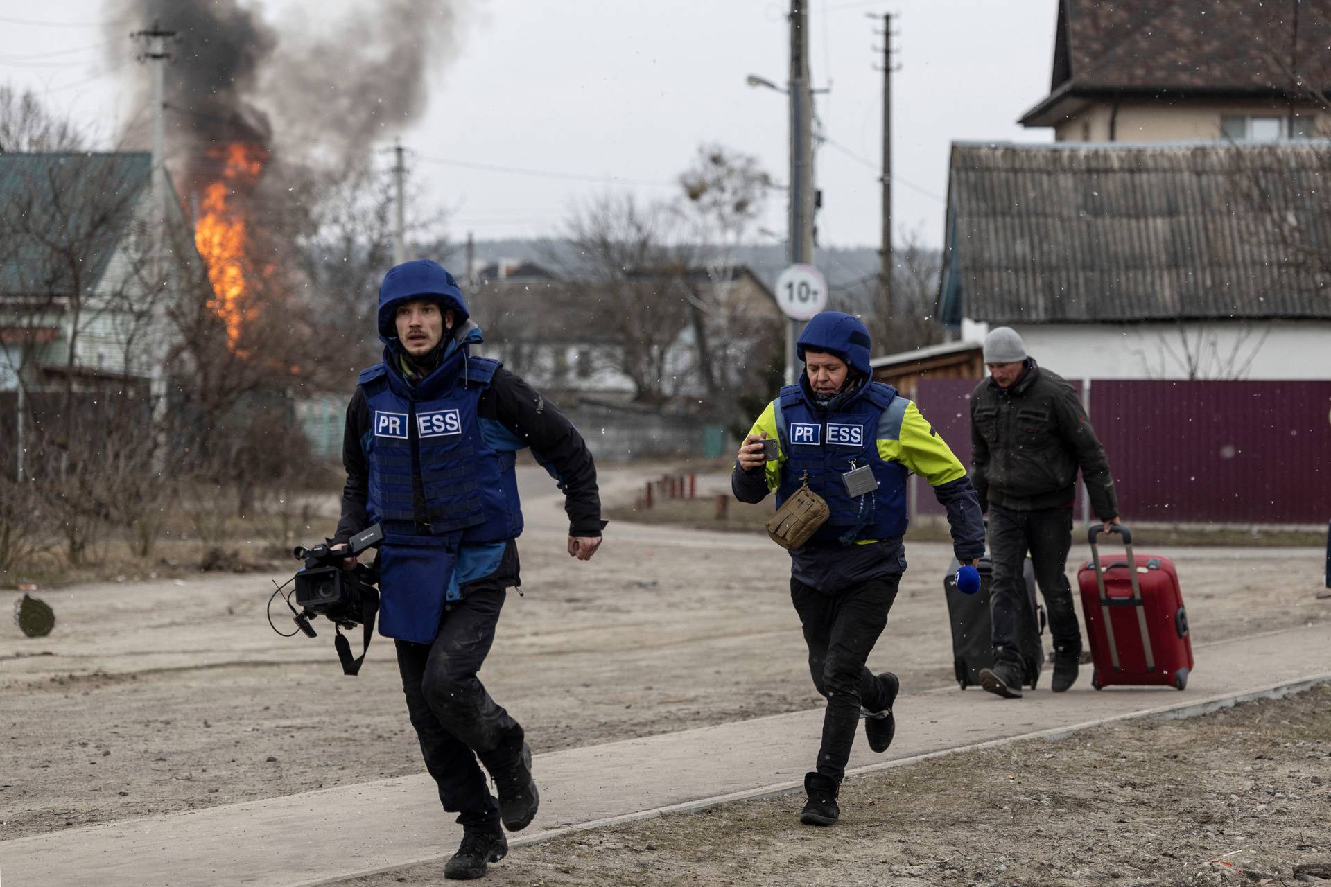 Russian troops advance towards the capital of Kyiv in Irpin