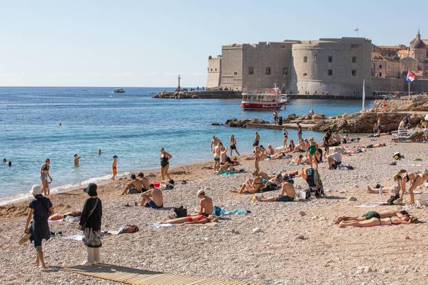 Dubrovnik: Popriličan broj kupača na gradskim plažama