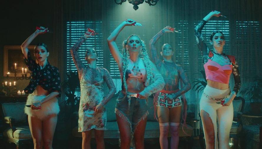 Albina u novom  spotu pleše s škarama, fanovi oduševljeni: 'Ovo je najbolji ljetni hit dosad'