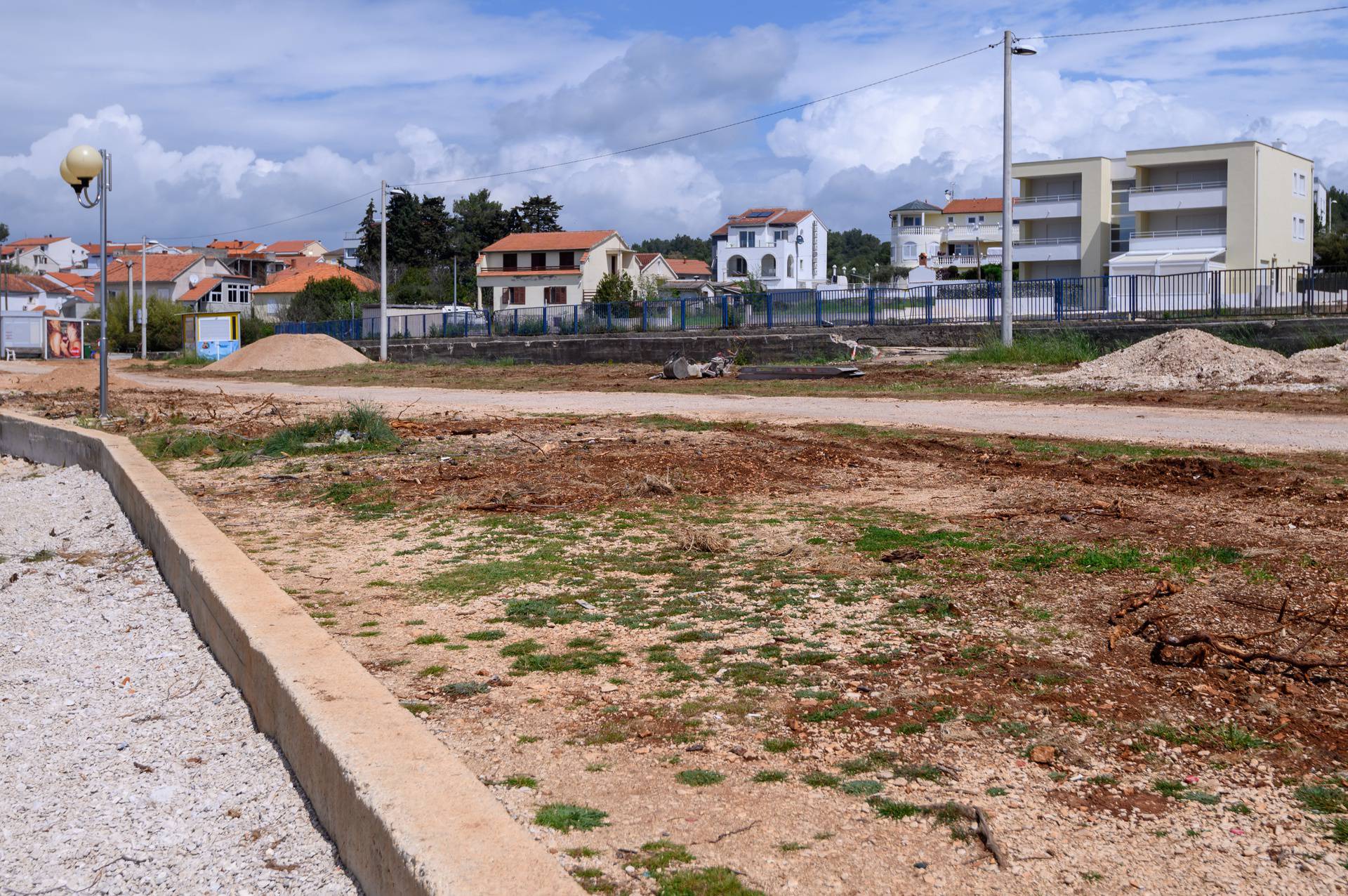 Zadar: Na Puntamici odlomili krošnje mladih stabala, u Diklu posjekli borovu šumu uz more