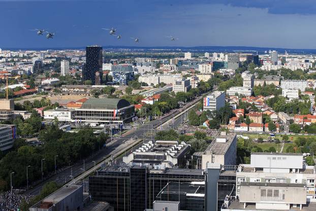 Zagreb: Prelet helikoptera i zrakoplova  tijekom svečanog obilježavanja 30. obljetnice VRO Oluja