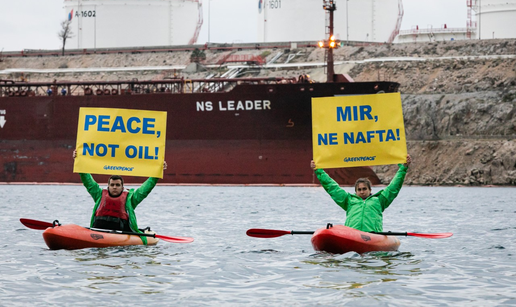 Aktivisti Greenpeacea došli s porukom ispred LNG terminala u Omišlju: Mir, ne nafta!