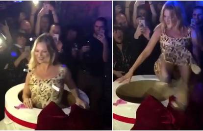 Kate Moss iskočila iz torte pa pokazala 'previše' ispod haljine