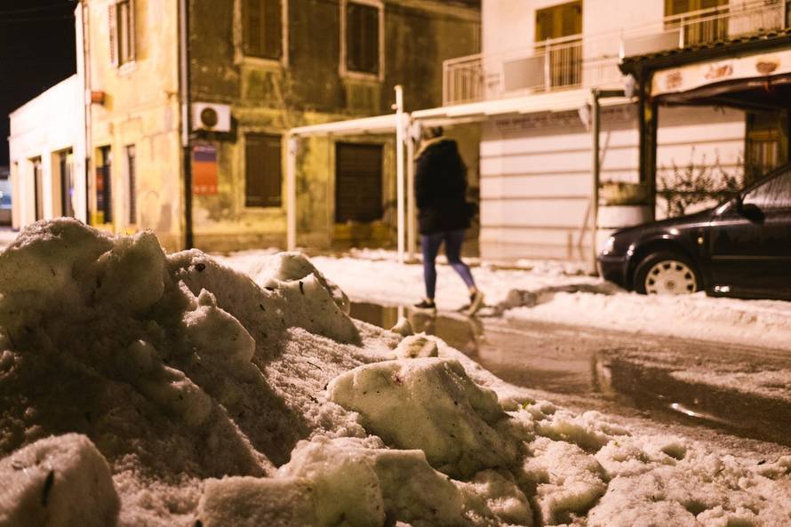 Tuča je pogodila Jadran: 'Aute smo morali izvlačiti bagerima'