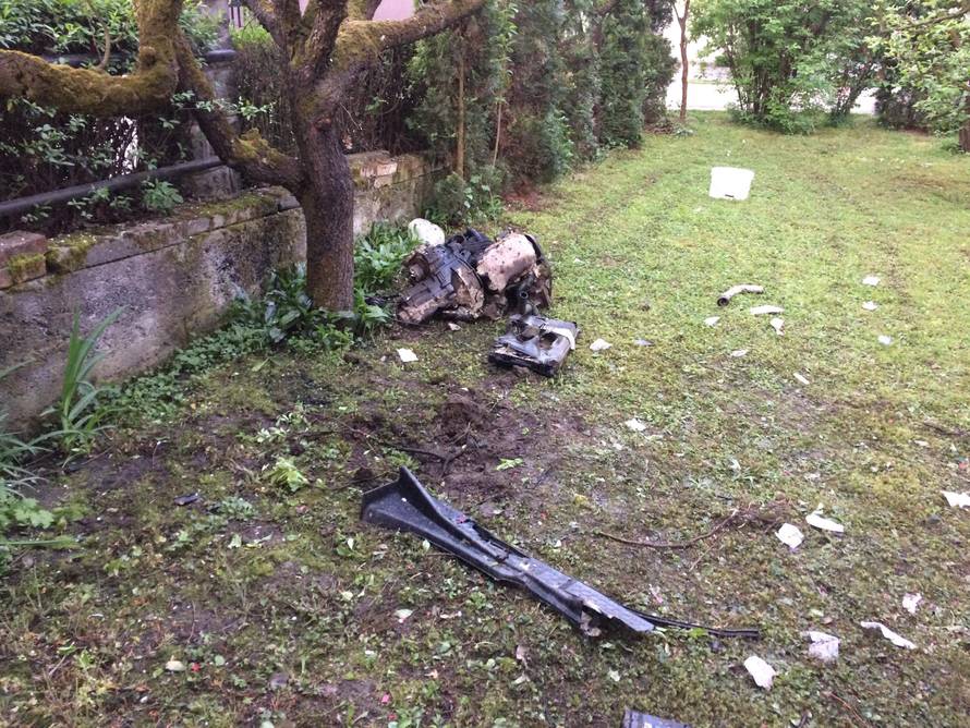 Probili betonsku ogradu, motor izletio iz auta: Trojica u bolnici