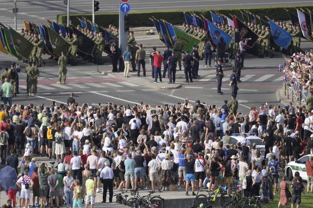 Zagreb: Građani s raznih lokacija prate vojni mimohod
