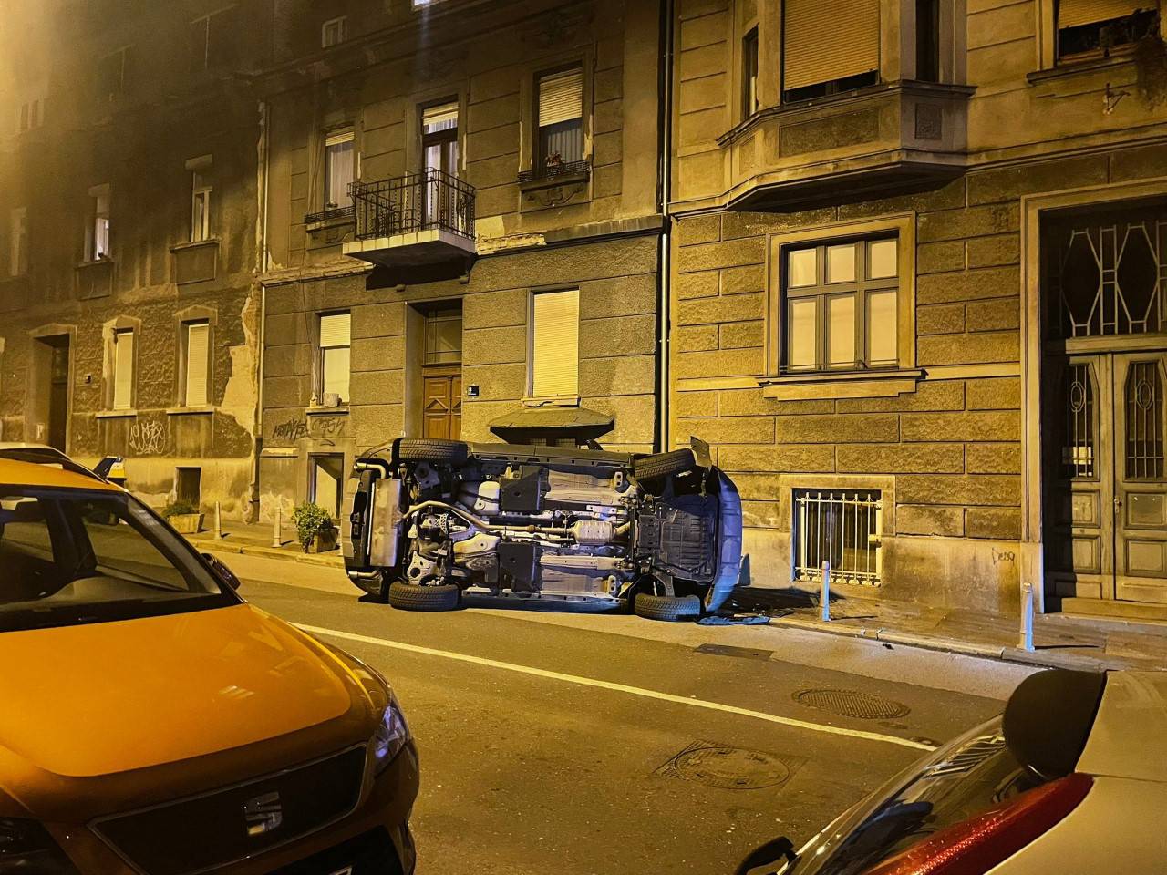 FOTO Krš i lom u Zagrebu: 'Pokosio je četiri parkirana automobila pa završio na boku'