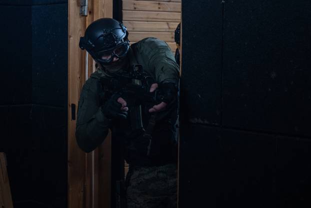 FOTO Counter-strike na hrvatski način! Pogledajte vježbu vojne policije i specijalaca iz MUP-a