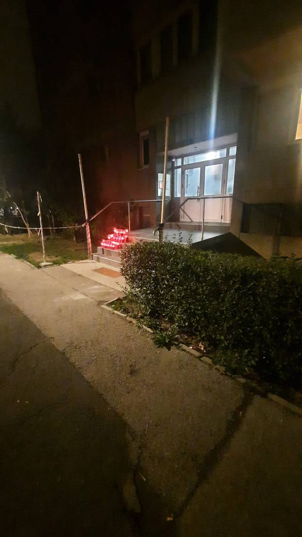 FOTO Pogledajte lampaše koje su fanovi zapalili ispred zgrade Gorana Bareta u Zagrebu