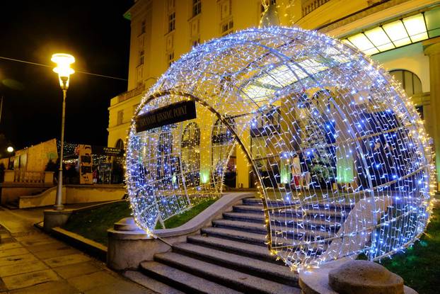 Zagreb: Božićna atmosfera na Fuliranju ispred hotela Esplanade