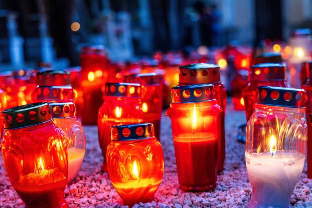 Pula: Obilazak grobova noću uoči blagdana Svih svetih