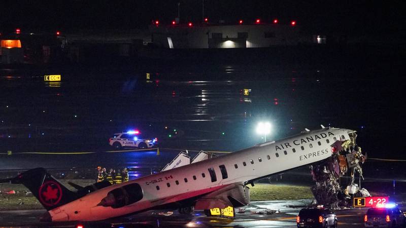 Avion udario u vozilo u zračnoj luci u New Yorku: Obustavili sve letove, kokpit totalno uništen