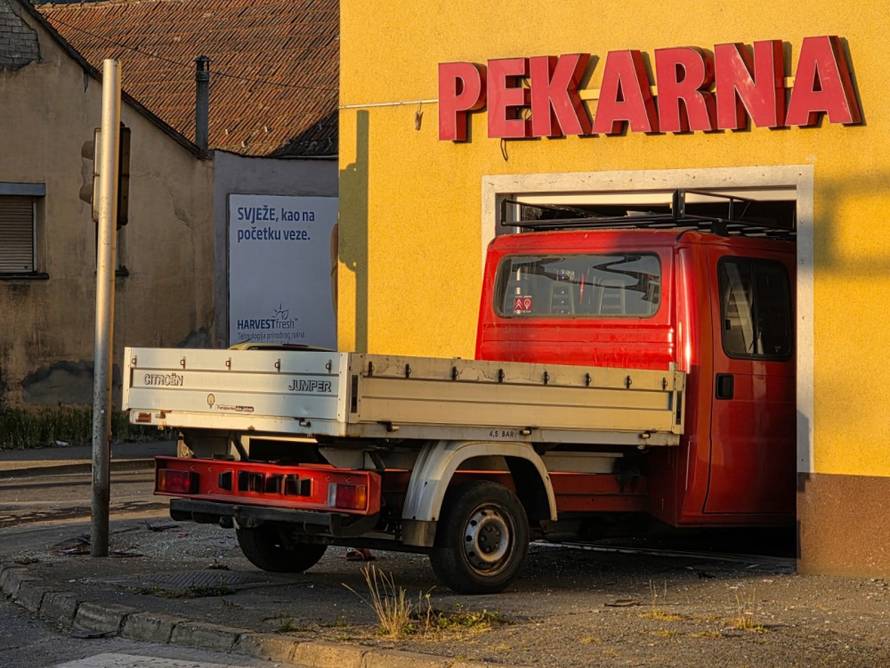 FOTO Teška nesreća u Požegi: Kamion uletio u pekarnicu, auto smrskan. Ozlijeđeno pet ljudi