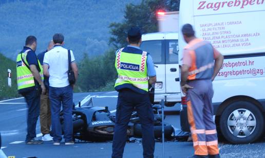 Mladi motorist pretjecao kombi i udario u njega, pao i preminuo