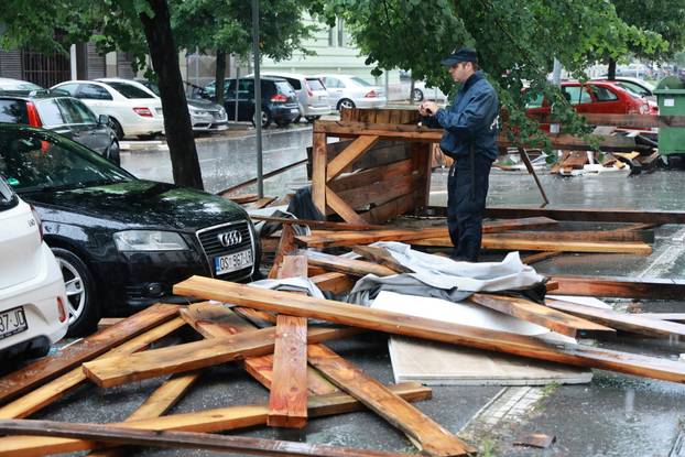 Osijek: Jak vjetar srušio drvenu skelu