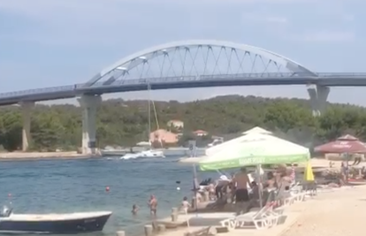 VIDEO Al' ga je progurao! Zapeo jedrilicom za most u Ždrelcu: 'A šta je Mile reka? Šalji u 24sata'