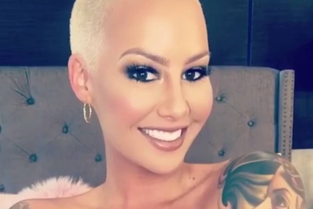 Fanovi su u transu: Amber se 'zaigrala' s vlastitim grudima