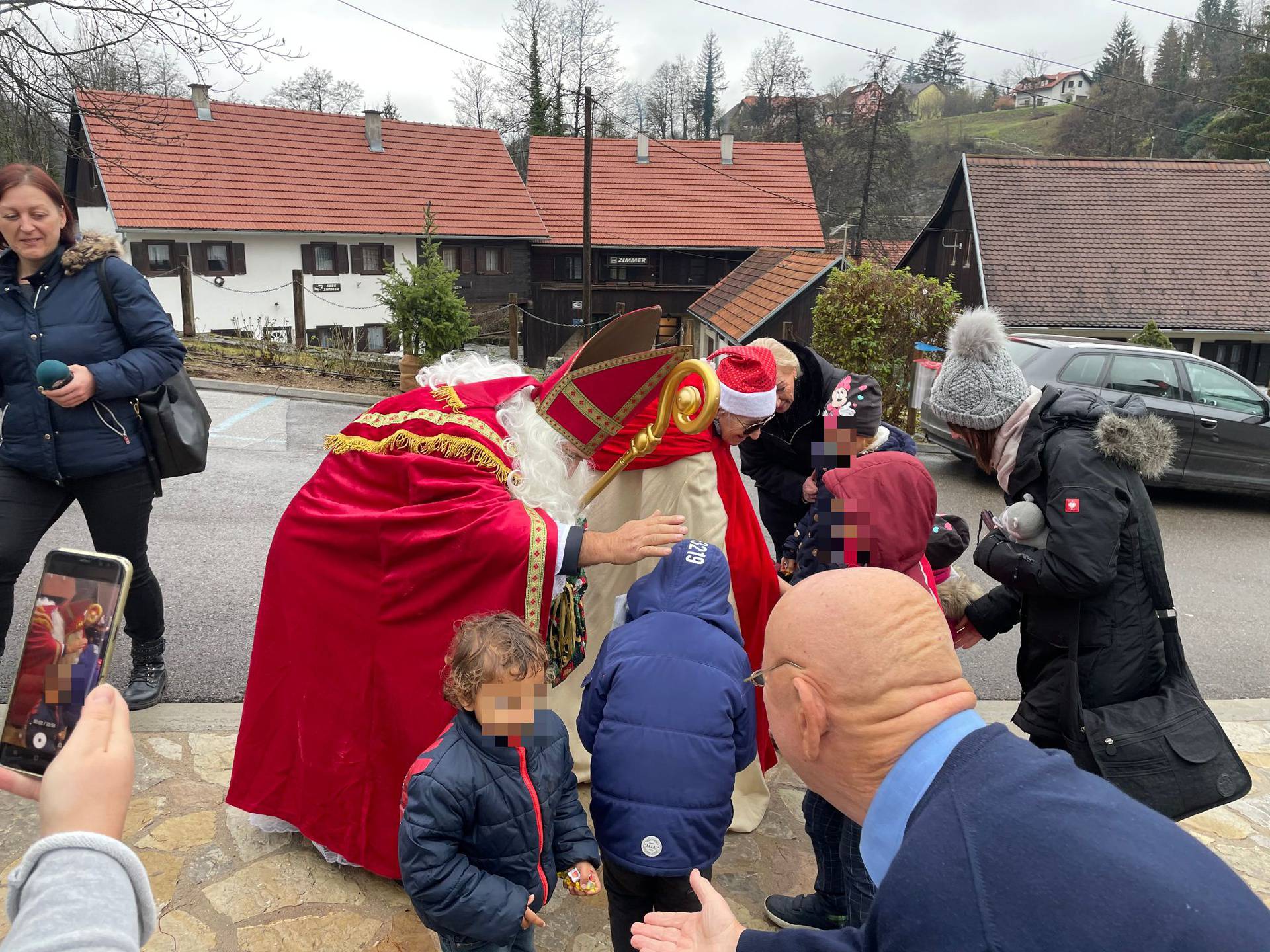 Slunjski Sveti Nikola dolazi djeci na vatrogasnim kolima: 'To smo uveli u koroni, a sad je tradicija'