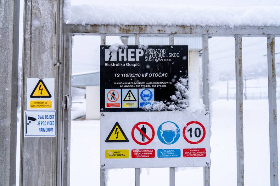 Otočac: Zbog mokrog snijega koji pada dio Like ostao bez struje