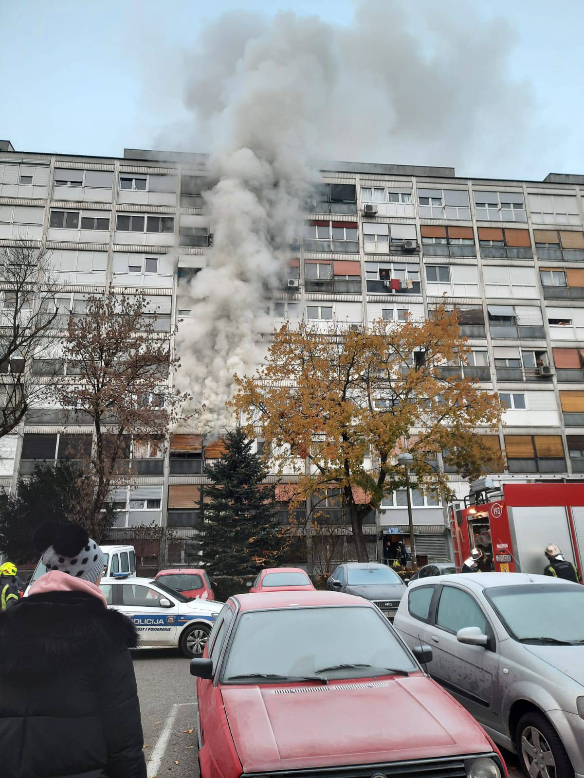 Požar u stanu u Zapruđu: Ljudi su u panici napuštali zgradu, dvoje ih se nagutalo dima...