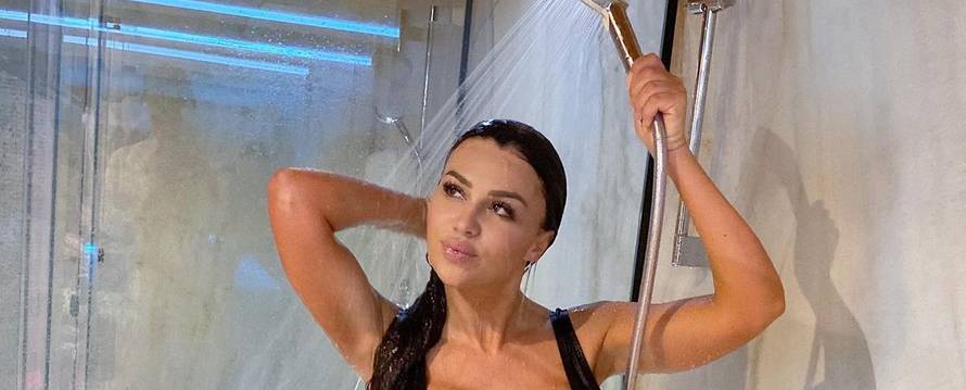 Stanija pozirala pod tušem: Svi su gledali u grudi i stražnjicu...