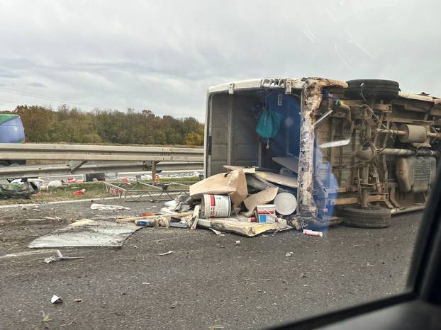 FOTO UŽASA Kamion se zabio u ogradu na A4 i prevrnuo se!