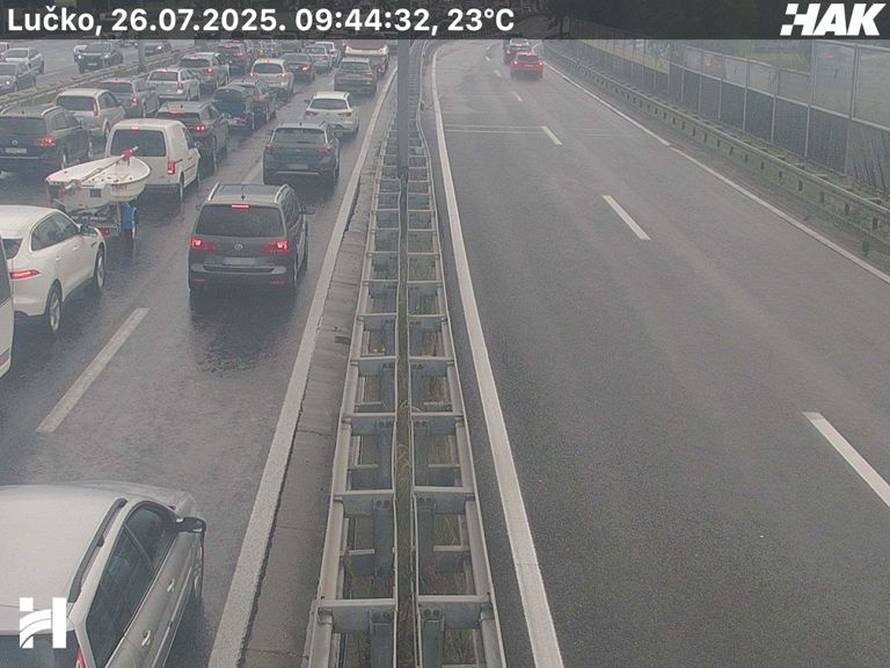 Pojačan promet na cestama, kilometar kolone kod Lučkog