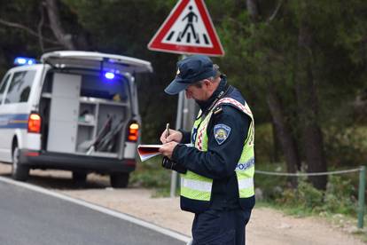 Auto sletio s ceste u Jakovlju, jedna osoba smrtno stradala