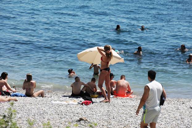 Rijeka: Kupači na gradskoj plaži na Kantridi.